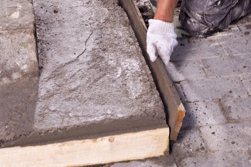 Støbt hjørne på trappe med forskalling: Lad det nystøbte hjørne stå natten over, så det “sætter sig”. Støbt hjørne på betontrappe: Lad det nystøbte hjørne stå natten over, så det “sætter sig”.